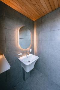 ein Bad mit einem Waschbecken und einem Spiegel in der Unterkunft Dal Chae in Jeju-do