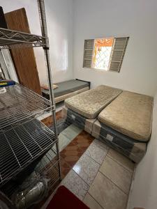 イガラターにあるRecanto da preguiçaの二段ベッド2台と窓が備わる客室です。