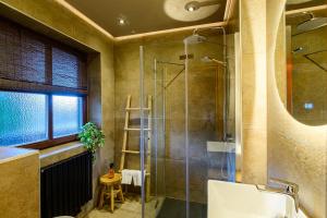 a bathroom with a shower and a glass shower stall at Landhaus BERGSEE in Bodensdorf
