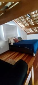 - une chambre avec un lit et une chaise sur du parquet dans l'établissement Estrela da Montanha 2, à Santo Antônio do Pinhal