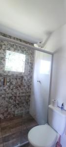 une salle de bain avec toilettes et douche dans l'établissement Estrela da Montanha 2, à Santo Antônio do Pinhal 33 autres photos