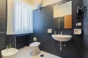 Koupelna v ubytování Fifty-One Guesthouse by Apulia Accommodation + 38 fotografií