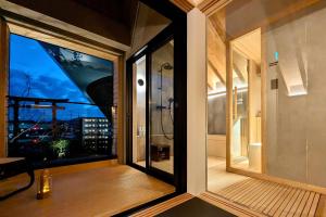 Balkon oz. terasa v nastanitvi 富士山リトリートMUKUten舎 富士宮 MtFuji Retreat MUKUtensha Fujinomiya natural wood retreat hotel