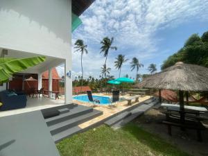 uma vista para uma casa com piscina em Chalés dos Carneiros em Tamandaré