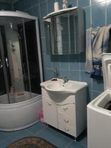 Casa Nadia في فوينياسا: حمام مع حوض ودش وحوض استحمام