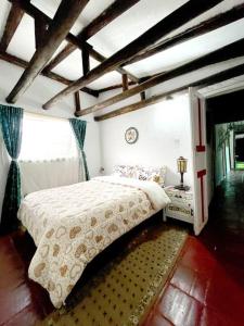 1 dormitorio con 1 cama y 1 mesa con lámpara en Great Rustic Colonial Villa in Punta Larga, Boyacá, en Nobsa
