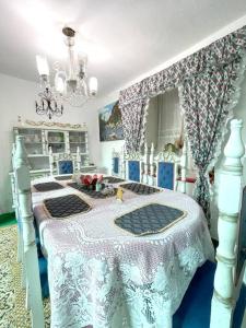 1 dormitorio con 1 cama con colcha azul y blanca en Great Rustic Colonial Villa in Punta Larga, Boyacá, en Nobsa