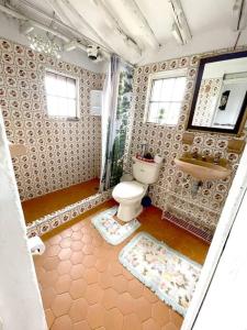 y baño con aseo y lavamanos. en Great Rustic Colonial Villa in Punta Larga, Boyacá, en Nobsa