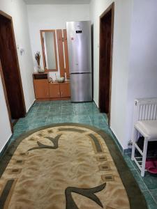 cocina con nevera y alfombra en el suelo en Casa Nadia, en Voineasa