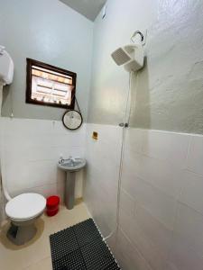 baño con ducha y aseo y ventana en Casinha 87 en Tiradentes