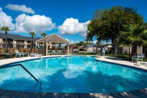 una gran piscina con cenador en La Buena Vida, en Rockport