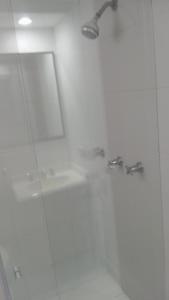 La salle de bains est pourvue d'une douche et d'un lavabo. dans l'établissement Hotel Boutique Mendoza - Cerca Aeropuerto El Dorado, à Bogotá