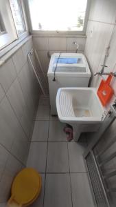 a small bathroom with a sink and a toilet at Apto São Pedro, pertinho UFJF in Juiz de Fora