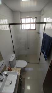 a bathroom with a toilet and a sink and a shower at Apto São Pedro, pertinho UFJF in Juiz de Fora