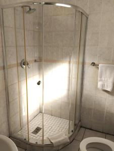 een douchecabine in een badkamer met een toilet bij Turquoise View Guesthouse in Middelburg