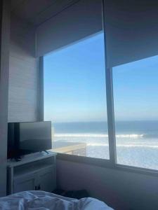 TV a/nebo společenská místnost v ubytování Casa en primera línea, en la Vega de pupuya/Matanzas