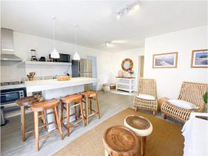 a kitchen and living room with a table and chairs at m a r ė a in José Ignacio