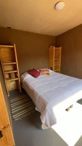 เตียงในห้องที่ Cabaña con tinaja en el Valle del Elqui