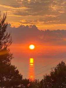 阿納卡普里的住宿－La GEMMA di Orrico，日落在水面上,太阳在天空中