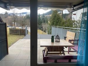 - une table et des chaises sur une terrasse couverte avec vue sur un patio dans l'établissement Apartment Blue Jeans, à Maria Alm