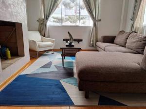 sala de estar con sofá y mesa en Espacioso y confortable departamento en Lima