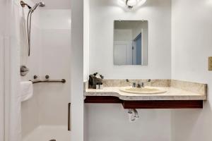 Un baño de The Inn of Lake George