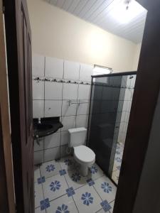 Baño pequeño con aseo y lavamanos en Café e Cama hospedagem, en Barreirinhas