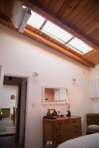 エスケルにあるCasa Jardin Adesmiaの天窓付きのベッドルーム