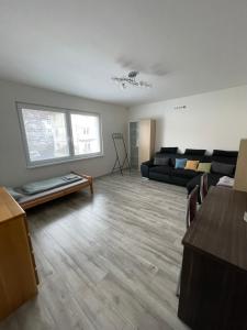 un soggiorno con divano e tavolo di Komfortné bývanie s garážou - parkovaním a Žilina