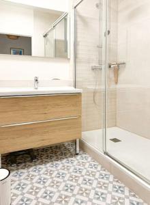 La salle de bains est pourvue d'une douche, d'un lavabo et d'un miroir. dans l'établissement Le cocon d’Oliver, à Compiègne