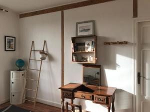 Zimmer mit einem Schreibtisch, einem Regal und einer Leiter in der Unterkunft chambre double chez Catherine et Jean-Luc en Bretagne in Audierne