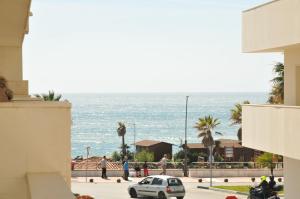 uma vista para o oceano a partir de um edifício em Estepona (in het hartje van het stadje) em Estepona