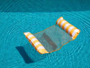 un radeau gonflable orange et blanc dans l'eau dans l'établissement Hapu Tales - Private Holiday Villa, à Haputale
