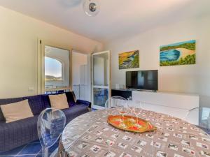 Μια τηλεόραση ή/και κέντρο ψυχαγωγίας στο Apartment in Elba near Straccoligno Beach