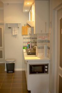 uma cozinha com um lavatório e um fogão forno superior em Pearl Oyster guesthouse em St Francis Bay