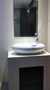 une salle de bain avec un lavabo blanc avec un miroir dans l'établissement Bamboo Beach Resort & Restaurant, à Boracay