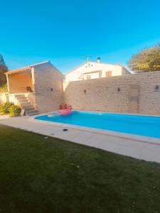 una piscina en el patio trasero de una casa en Gite Provençal du Mas Arnaud en Arlés