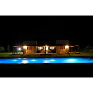 una casa con piscina por la noche en Bahía de cimarrones en 