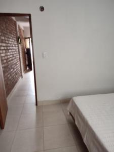 Cette chambre blanche dispose d'un lit et d'un couloir. dans l'établissement Luna de Cuarzo, à Cafayate