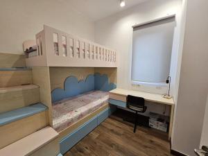 Cette petite chambre dispose de lits superposés, d'un bureau et d'un bureau. dans l'établissement Deluxe Flat with garden_Tirana, à Tirana
