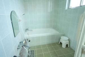Ein Badezimmer in der Unterkunft グリーンハウス
