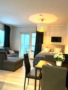 Un dormitorio con una cama y una sala de estar. en New 2BR design home with sauna Espoo Park, en Espoo