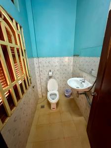 a bathroom with a toilet and a sink at Green Hill Homestay, Restaurant & Treķking in Banlung