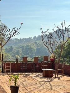 d'une terrasse avec des chaises et une table offrant une vue. dans l'établissement Green Hill Homestay, Restaurant & Treķking, à Banlung