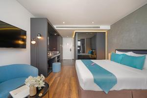 Łóżko lub łóżka w pokoju w obiekcie The Code Hotel & Spa Da Nang
