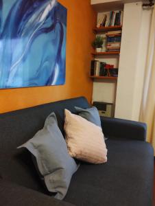 2 cuscini su un divano in soggiorno di La Brisa a Mar del Plata