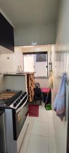uma cozinha com uma placa de fogão num quarto em Apartamento bambu Laranjeiras no Rio de Janeiro