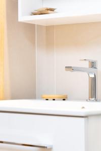 ein Bad mit einem Waschbecken und einem Spiegel in der Unterkunft Maison Bilot in Rom