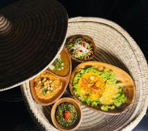 un plato de diferentes tipos de alimentos en una mesa en Dar Sayang, en Taif