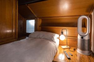ein kleines Schlafzimmer mit einem Bett und einer Lampe in der Unterkunft Maison Bilot in Rom